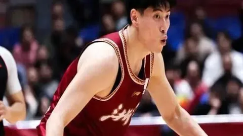 欧冠女子足球队力克强敌，6-1完胜，双星闪耀各入两球，四将助力，巴塞罗那展现豪情